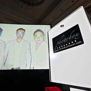 Projector &amp; Screen www.PhotoBoxHawaii.com