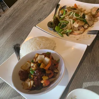 Stir-Fried Spicy Seafood Noodle