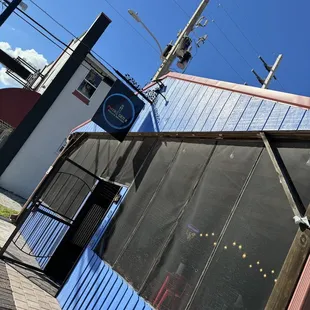 the outside of a restaurant