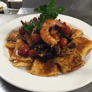 Paccheri all&apos; Amalfita : Large tube pasta sautéed with Shrimp,cherry tomatoes, garlic and a touch of brandy with mussels, clams