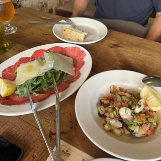 Pollo paillard con rucola e pomodorini