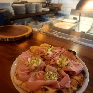 Pizza alla mortadella