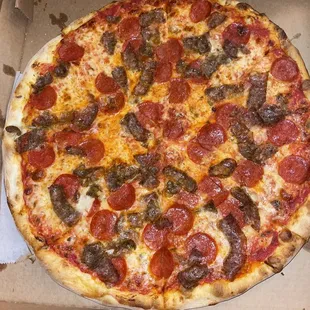 18&quot; Pepperoni &amp; Sausage Pizza.