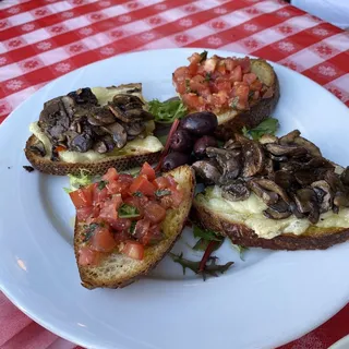 Bruschetta Classica con Funghi for 4