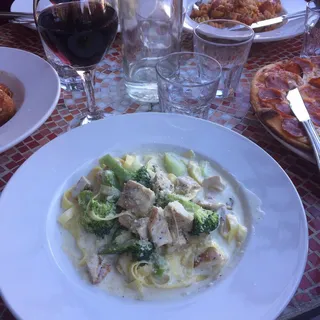 Fettuccine Alfredo con Pollo