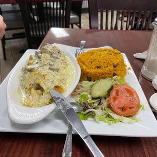 Pechuga de pollo relleno con Maduro y queso mozzarella y champiñones en salsa, arroz amarillo y ensalada