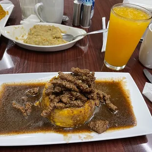 Bistec con mofongo y salsa