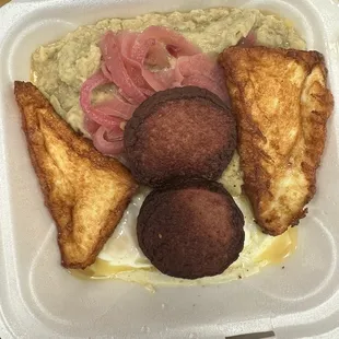 1. Mangu Tres Golpes Huevo , Queso y Salami