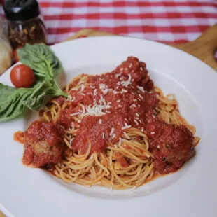 a plate of spaghetti and meat sauce