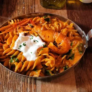 Fusilloni di gragnano scampi, burrata, pomodorini e rucola