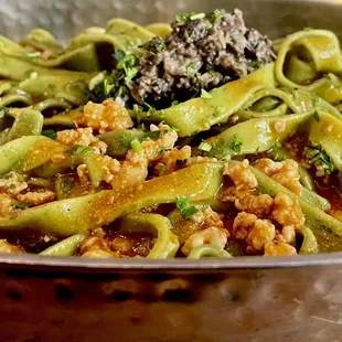 Tagliatelle Verdi con Ragu di Cinghiale Aromatizzato alle Erbe di Campagna e Tartufo