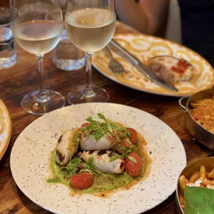 Calamari ripieni ai frutti di mare con salsa di avocado peruviana e pane croccante aromatizzato - Stuffed calamari