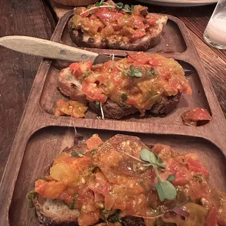 Bruschetta con pomodorino rosso, basilico e origano