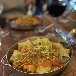 Paccheri pistacchio pesto a ragu di mare