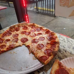 Large pepperoni pizza