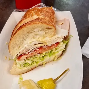 ows a sandwich with a pickle