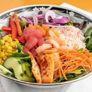  salad with shrimp and vegetables