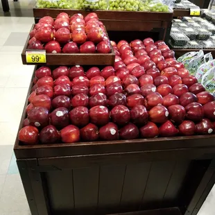 a display of apples in a grocery store