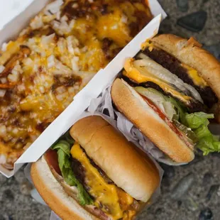 Double Deluxe Cheeseburgers and Chili Fries - IG: @nelson_eats