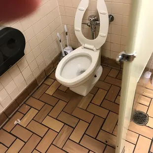 The men's toilet. The lock of the stall door is broken.