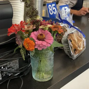 NIce touch by register - fresh zinnias bid you welcome, friend!