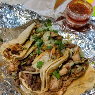 Tacos de carne asada and pollo