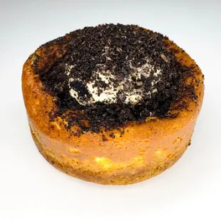 Mini Cheesecake with cookies and cream mousse and cookie crumbs.