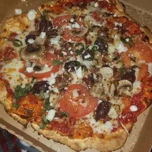 Crispy thin, spicy marinara, mozzarella, parmesan, bacon, minced garlic, kalamata olives, Roma tomatoes, mushrooms, magic dust, feta, basil