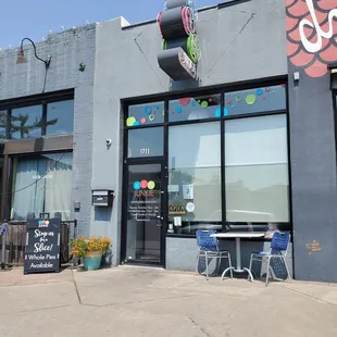 the outside of a pie shop