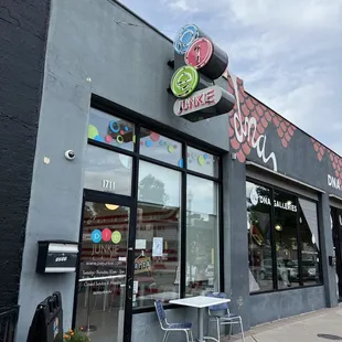 the outside of a pie shop