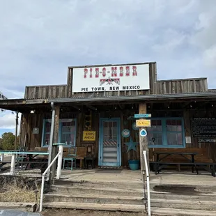 ows the outside of a restaurant