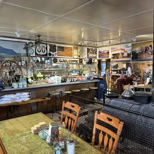 ows the interior of a restaurant