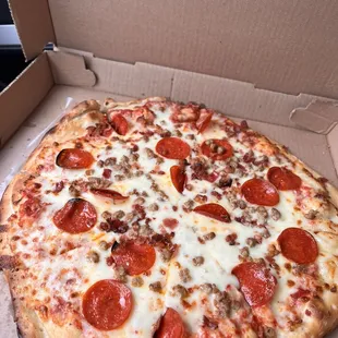 ows a pizza in a box