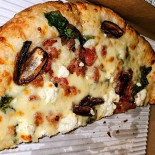 Spin doctors-Garlic oil, mozzarella, spinach, dates, bacon, goat cheese