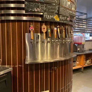 Cute place,yummy drinks in the back! Highly recommend. Pizza and service is amazing. Cocktails are made with real ingredients!