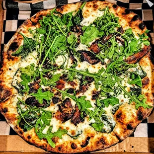 bacon, spinach, asiago: white sauce, fresh spinach, pepper crusted bacon, mozzarella, asiago, fresh arugula.