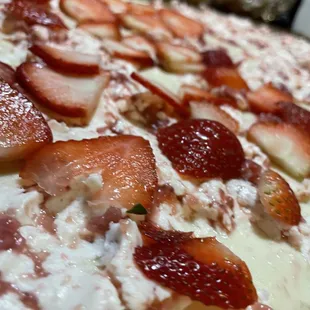 strawberry and cheese pizza
