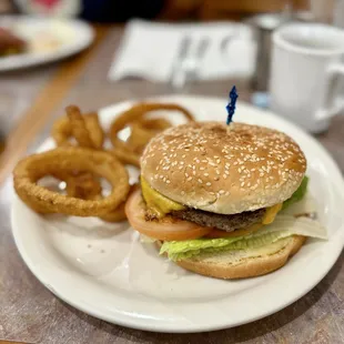 Cheeseburger w/onion rings
