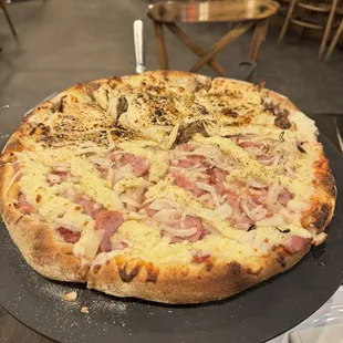 Pizza meia Maria bonita e meia calabresa com catupiry