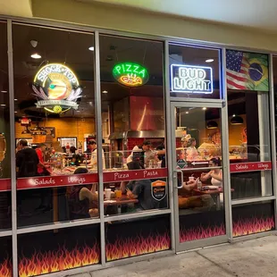 the outside of a fast food restaurant