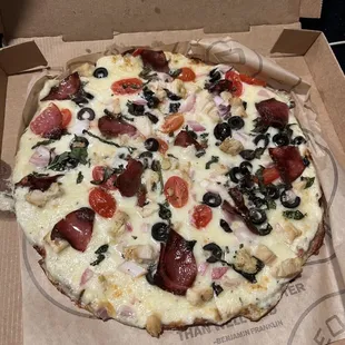 Husband did a custom GF Cauliflower Pizza With Alfredo sauce, chicken, tomato, red onion, black olives, basil and salami I think.
