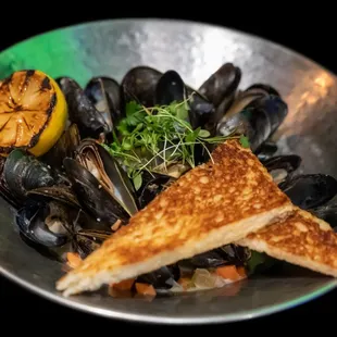 Drunken Mussels
carrots, celery, onions, lemon sauce