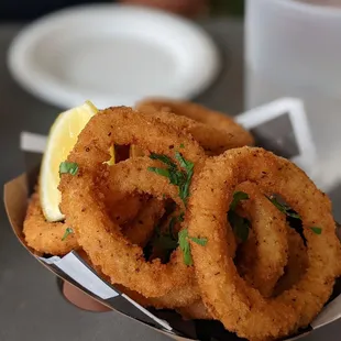 onion rings with a lemon wedge