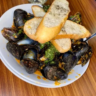 Mussels in red