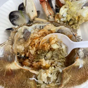 Put rice, sesame oil, and chogochujang (spicy red pepper paste) added to crab head