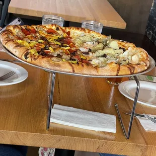Neighbors pizza was pretty, so I took a picture of it.