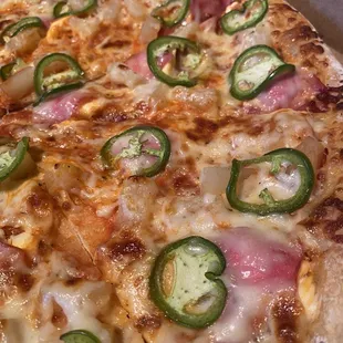 Mahalo Pizza with jalapeños
