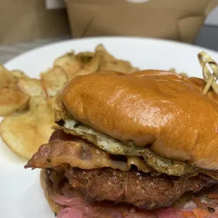 Longanisa burger with garlic Parmesan chips @veefoodlife