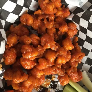 food, chicken wings and fried chicken