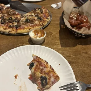 Great pizza and wings. Haven provides excellent service.